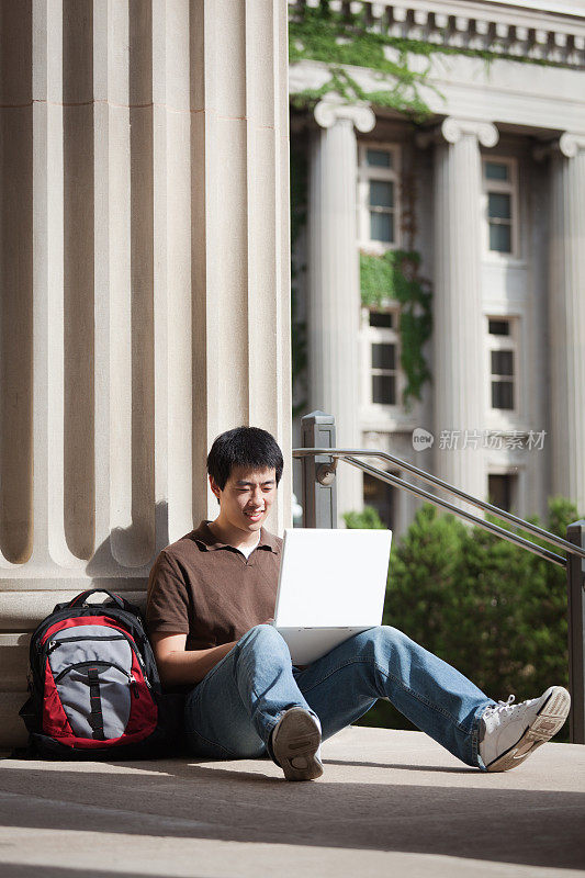 亚洲青年学生在大学校园户外学习