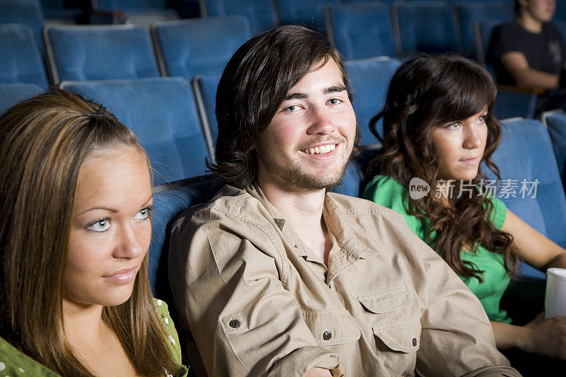 年轻人在电影院