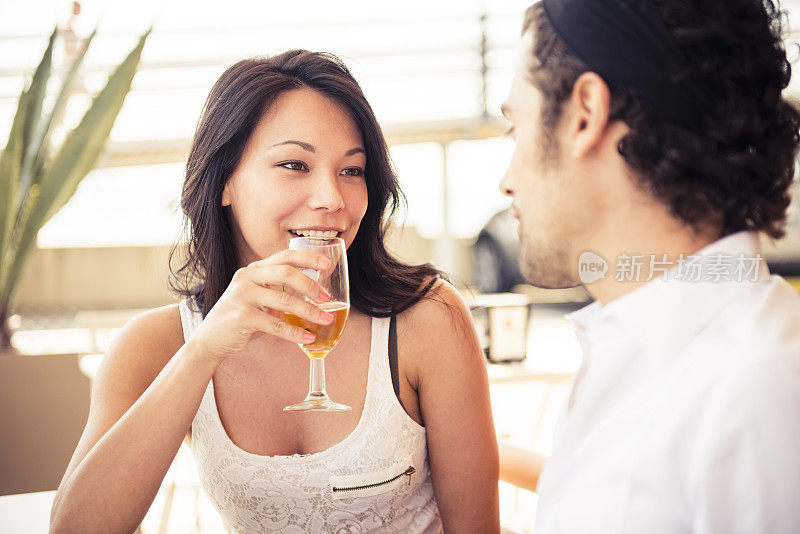 年轻夫妇在喝开胃酒