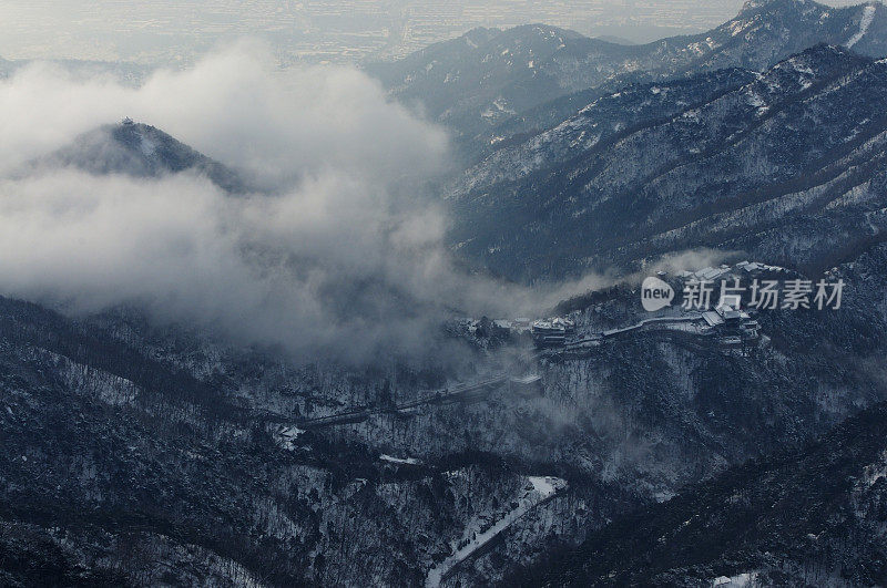 泰山在雪中