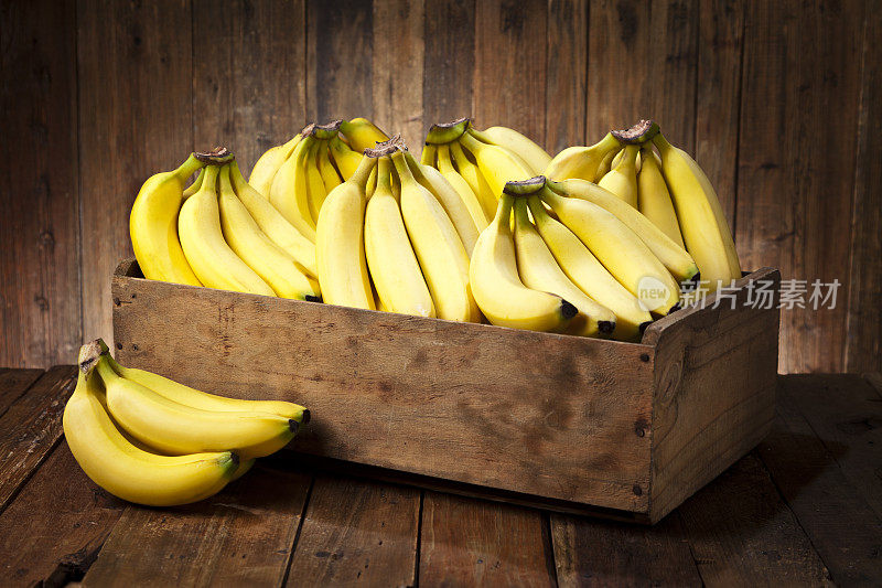 乡下木桌上的板条箱里装着香蕉