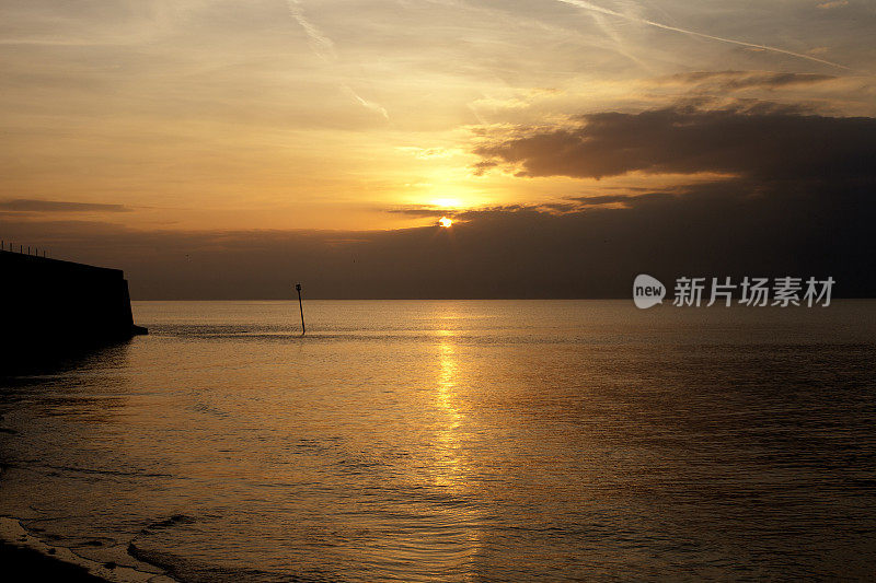 在海上日落