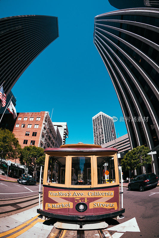旧金山加利福尼亚街的老式缆车