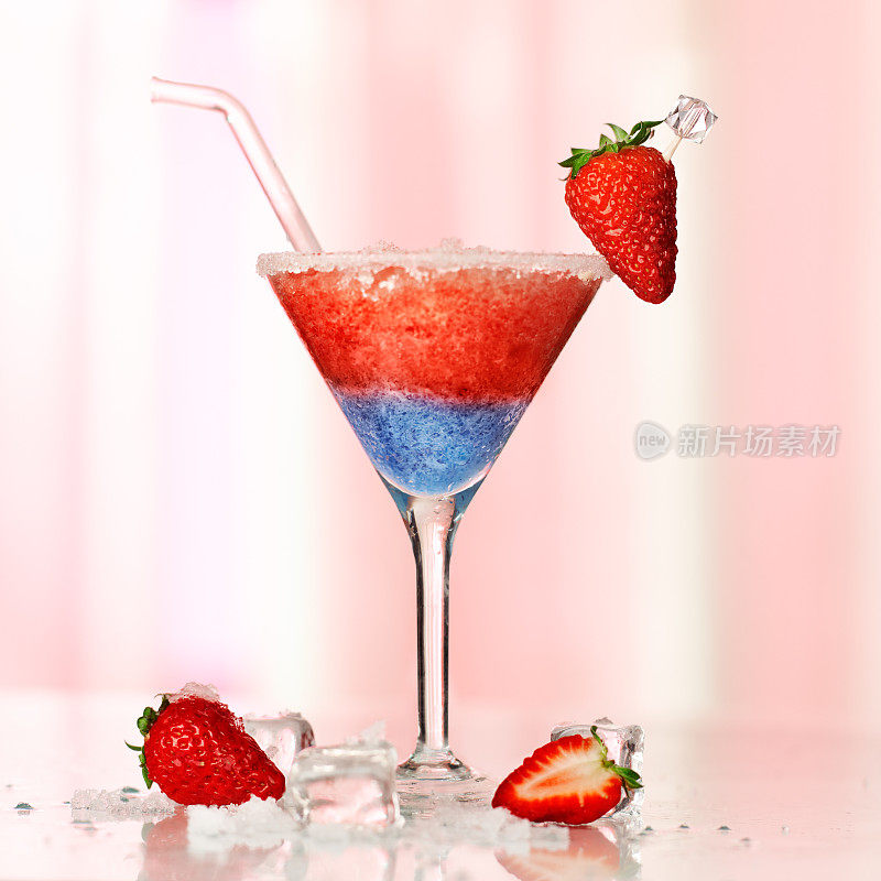 一杯冰冻草莓饮料