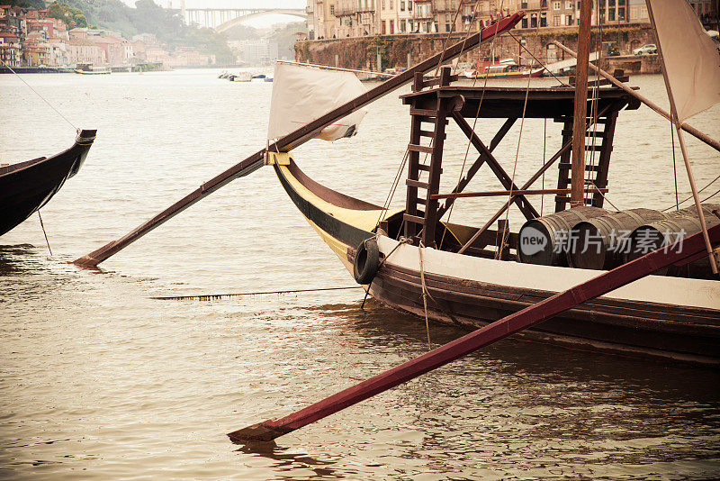 波尔图杜罗河上历史悠久的葡萄酒船