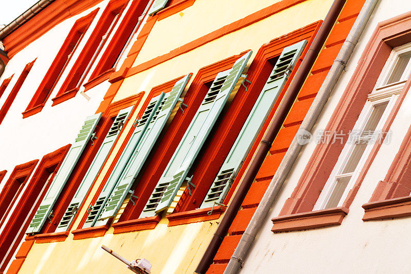 海德堡中心的窗户和百叶窗