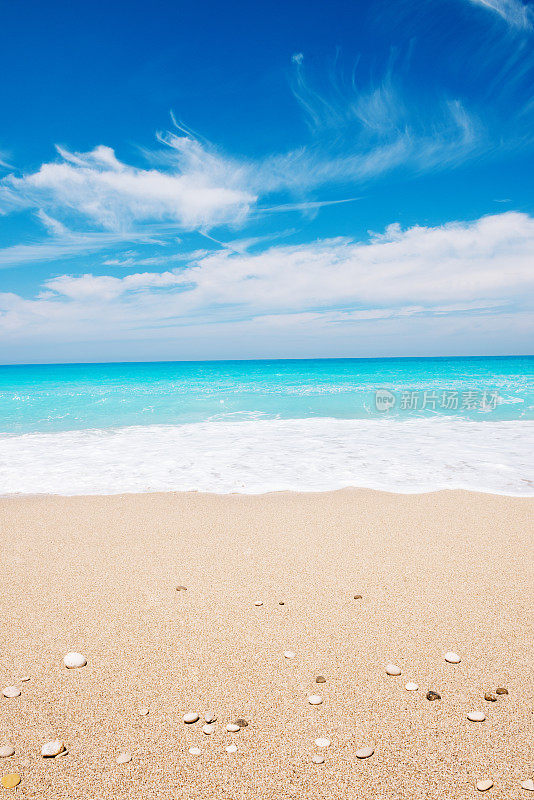 空旷的海滩海岸与绿松石海在马尔代夫在夏天