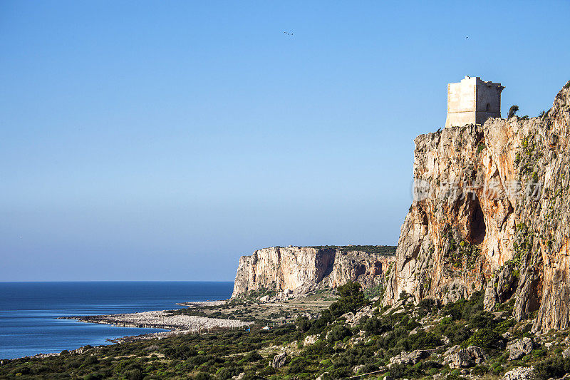 西西里岛悬崖上的古老瞭望塔。