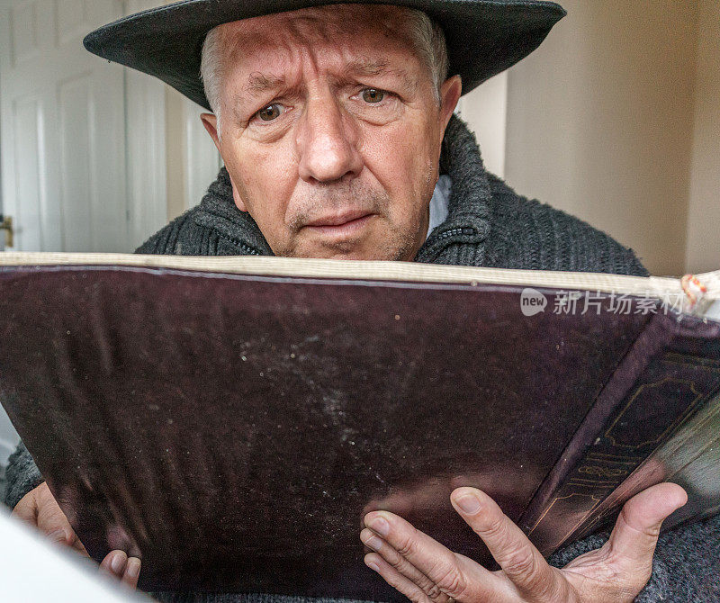 戴着帽子的老人正在看书
