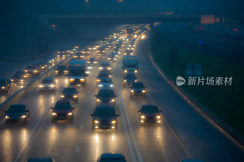 雨天高峰时间交通堵塞