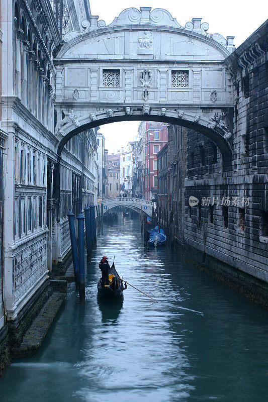 地点:意大利，威尼斯，叹息桥下的贡多拉