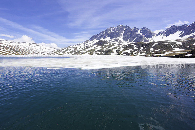 冰北极湖泊