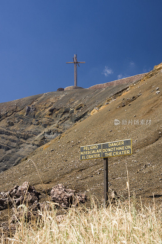 尼加拉瓜圣地亚哥火山口的标志和十字