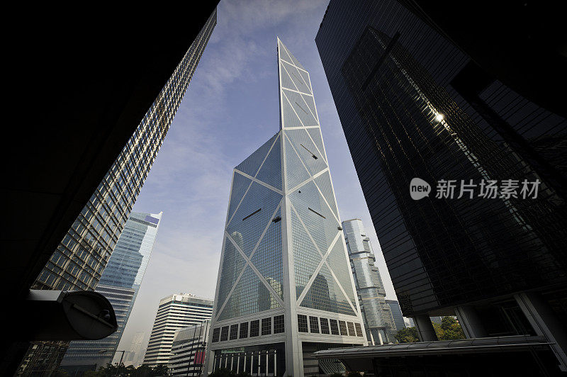 未来主义的摩天大楼环绕着中国香港的市中心