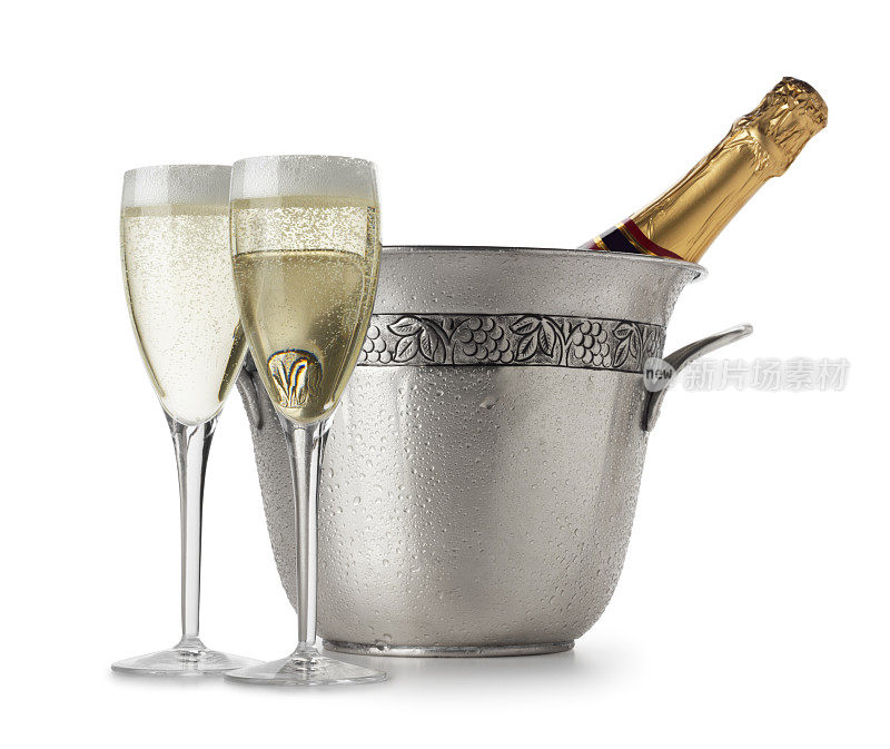 两杯香槟放在冰桶里的香槟前