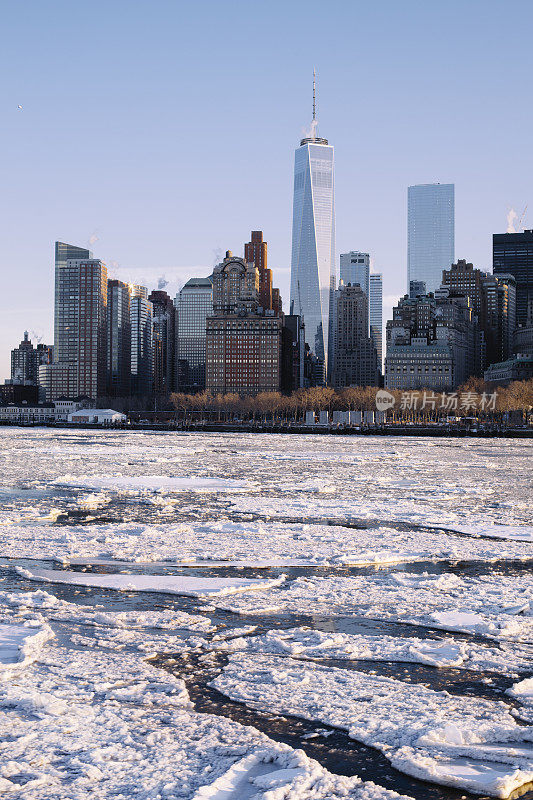 纽约在结冰。冰冻的哈德逊河。世界贸易中心一号楼