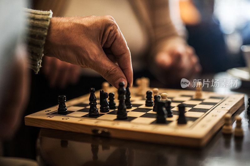 高级棋手的特写。