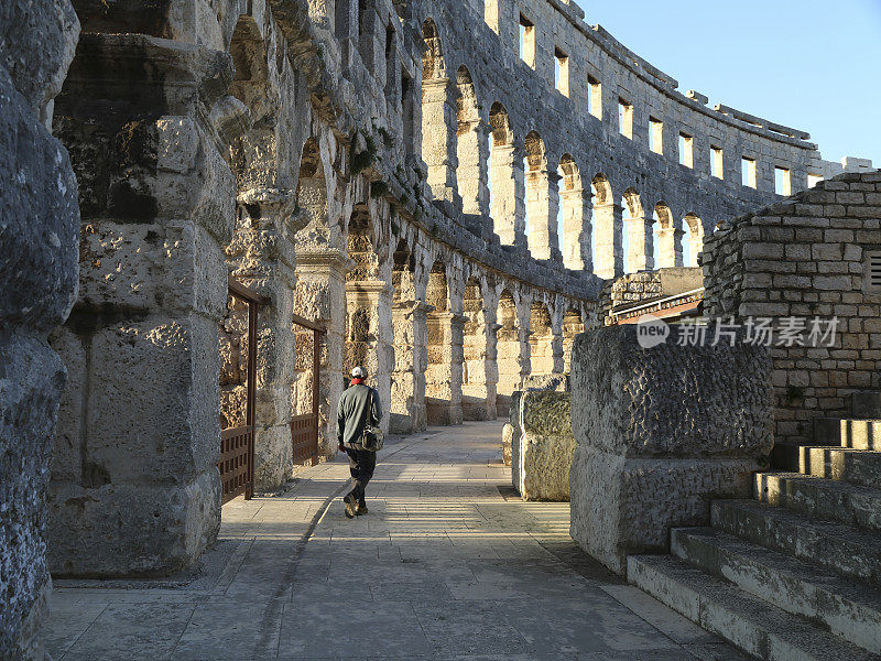 独自旅行者探索竞技场结构，普拉竞技场