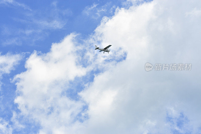 云中一架小飞机的图像