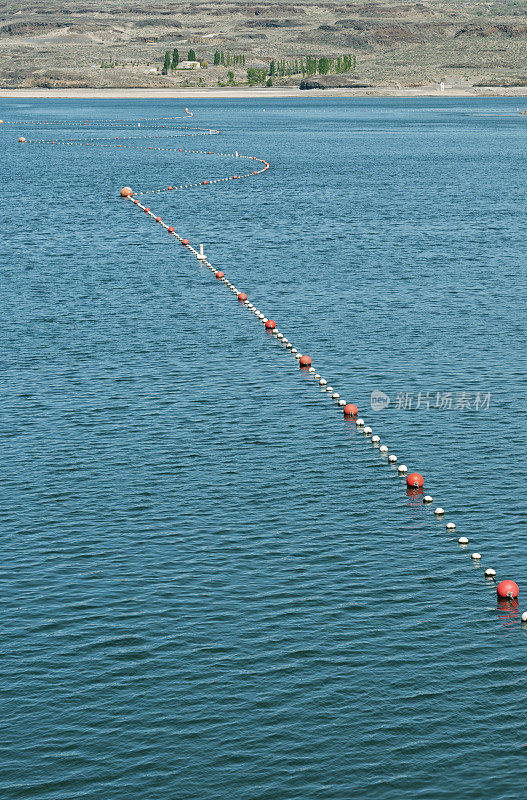 在大坝前系好横跨河流的浮标