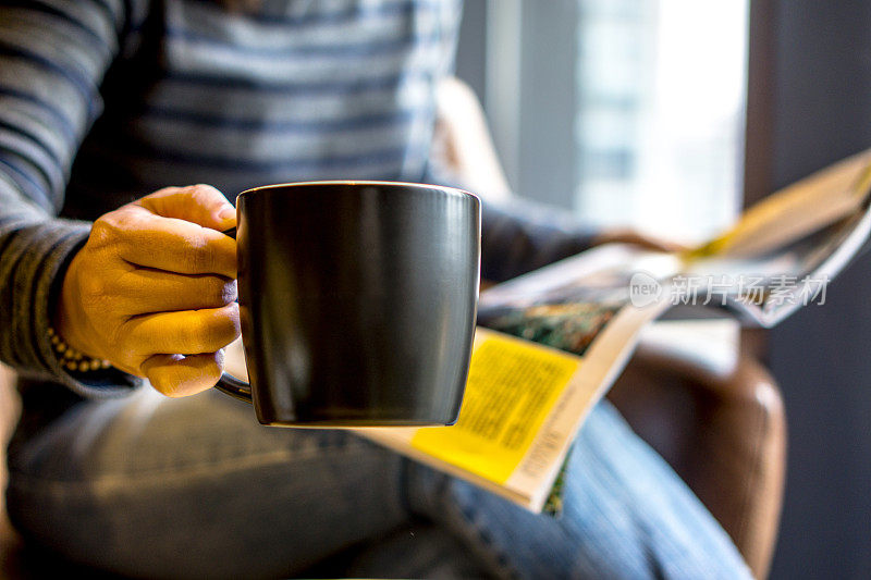 黑咖啡杯放在桌上，看书