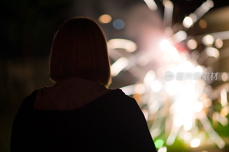 女人看烟花