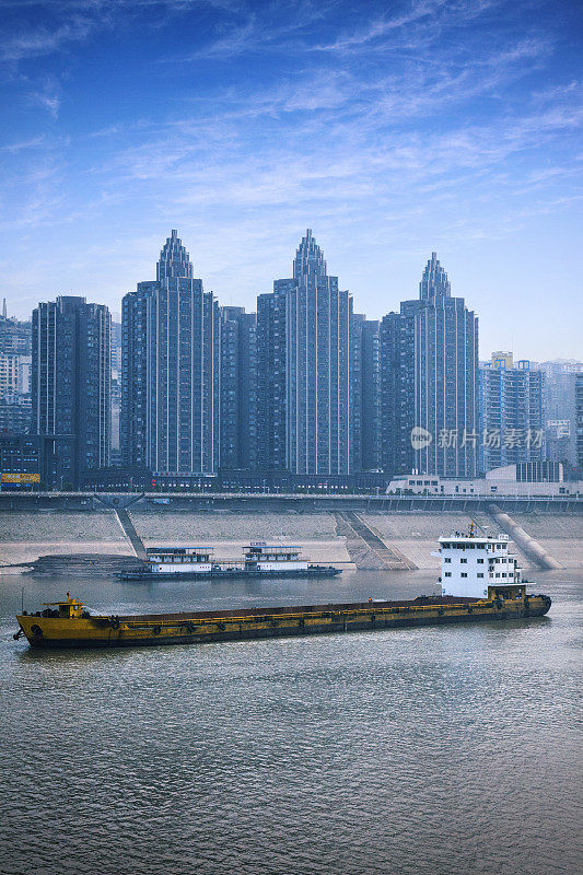 中国重庆长江上的一艘船