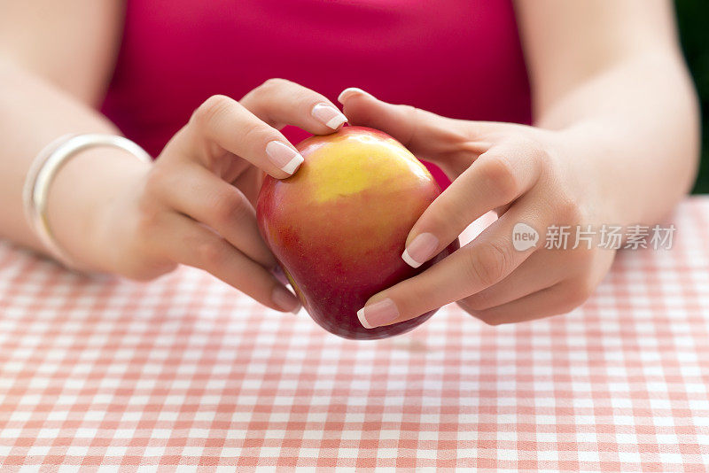素食者的手拿着一个红苹果