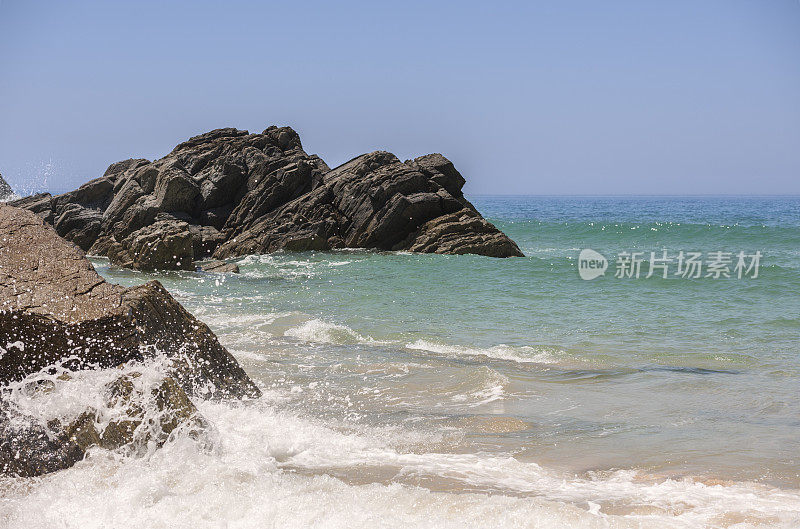 大西洋和卡斯凯斯附近的葡萄牙岩石海滩