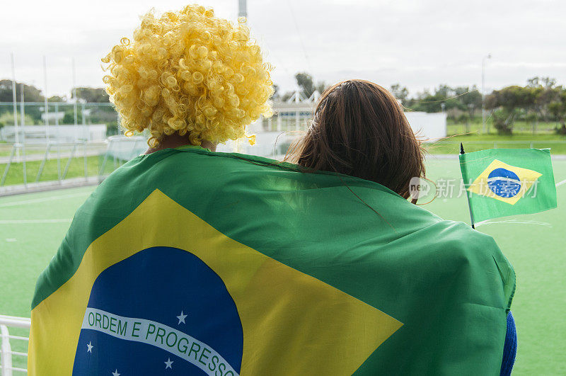 巴西球迷一起表示支持。