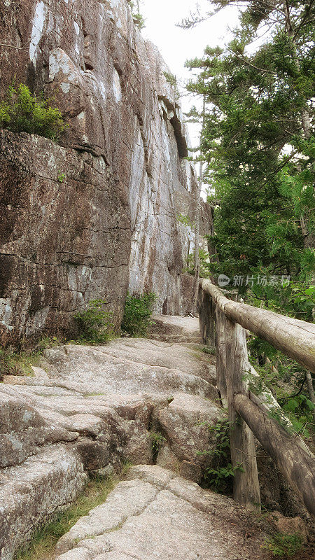 缅因州阿卡迪亚国家公园，陡峭、艰苦的岩壁壁架徒步旅行