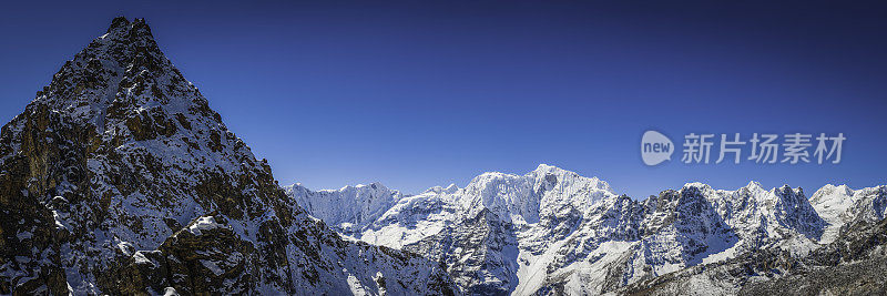 山峰，雪峰，遥远的荒野山峰，喜马拉雅山全景