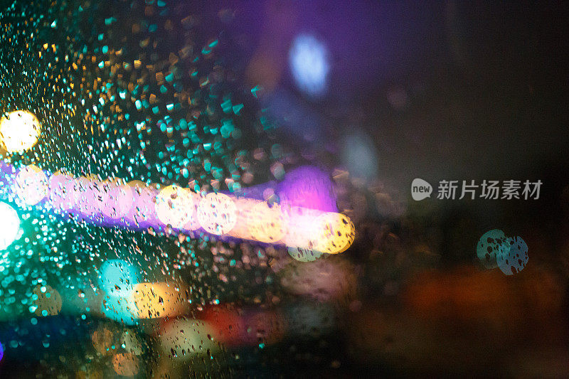 雨滴和抽象的夜晚灯光