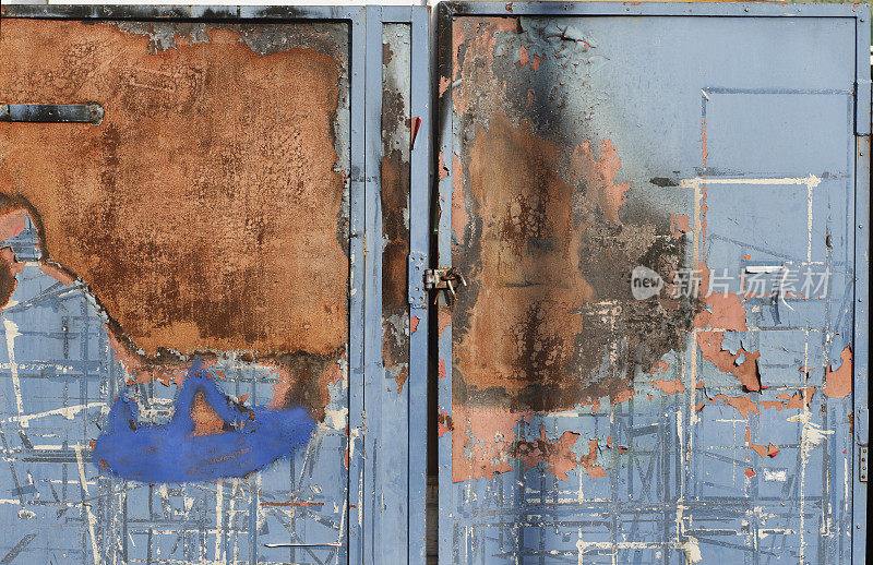 蓝色车库门，有挂锁剥落的油漆划痕