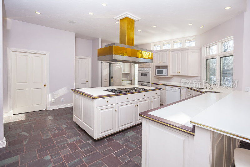 干净，白色，现代，宽敞的厨房