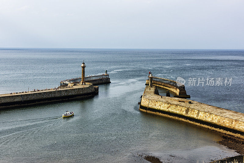 海港入口和灯塔，惠特比，北约克郡，英格兰