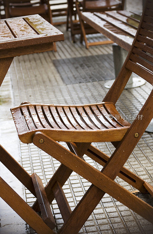 雨中的椅子。