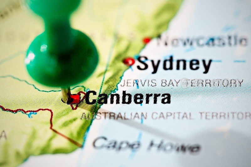 绿色图钉在澳大利亚地图上标出堪培拉