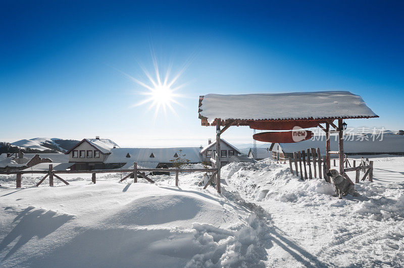 冬天被雪覆盖的高山小屋