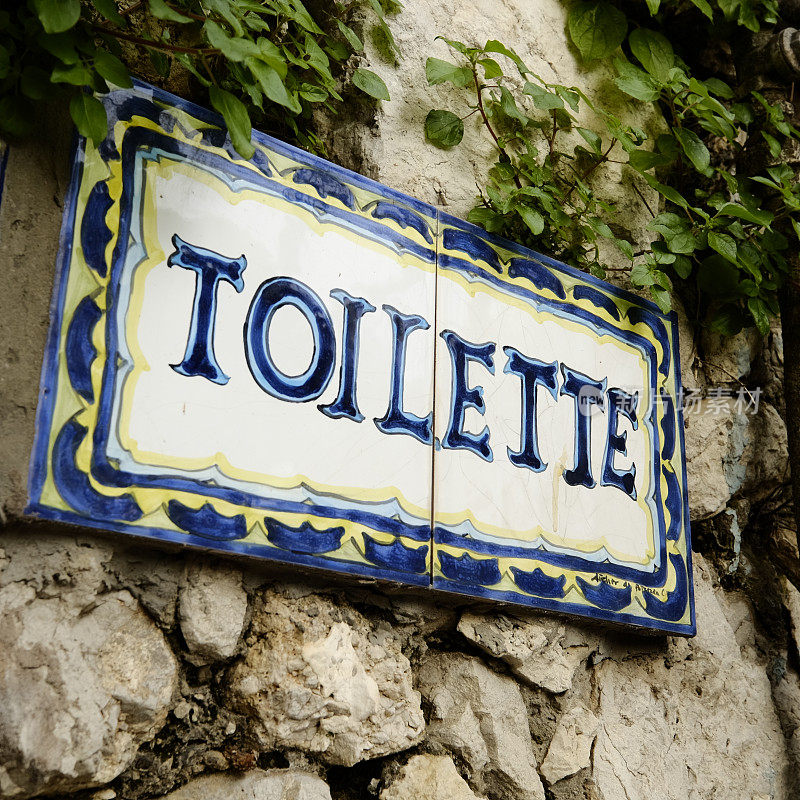 马氏瓷砖上的公共厕所标志