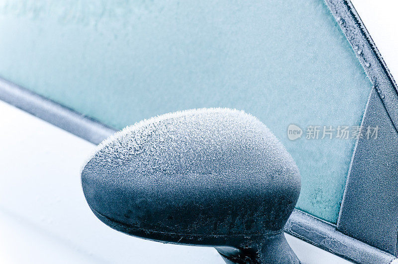 汽车后视镜和车窗结了霜