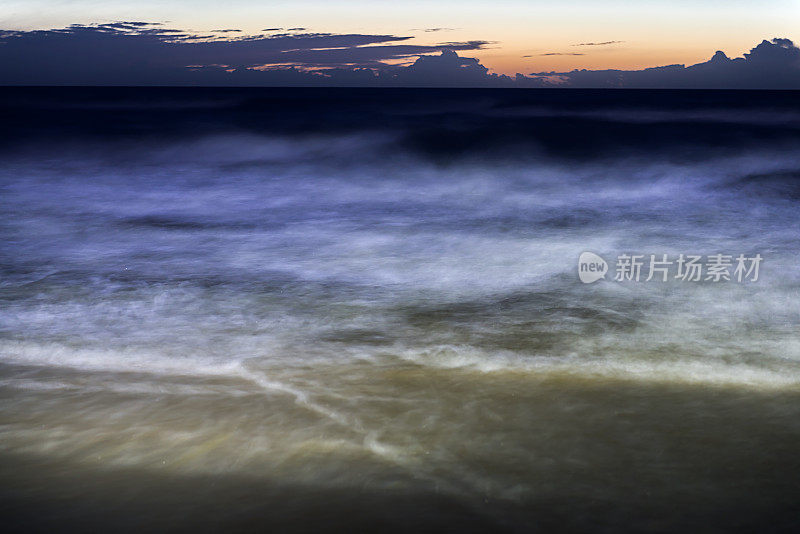 夜晚的大海