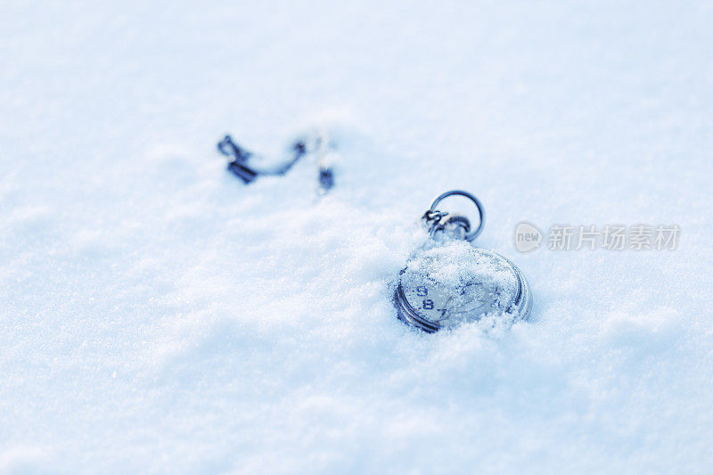 冬天时间-破古董怀表在雪