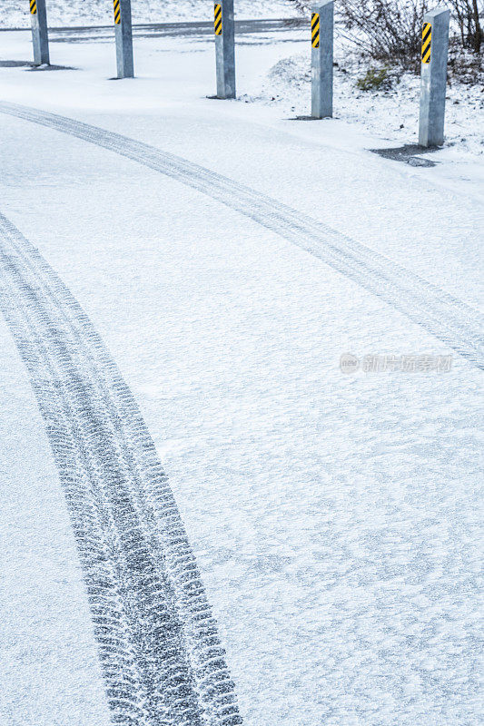 冬季雪地停车场弯弯曲曲的轮胎印