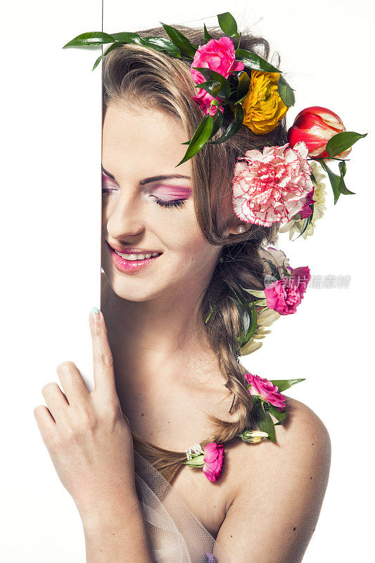头发上插着花的漂亮女人