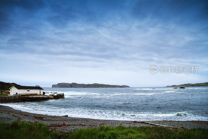 野湾黄昏的阴沉天空