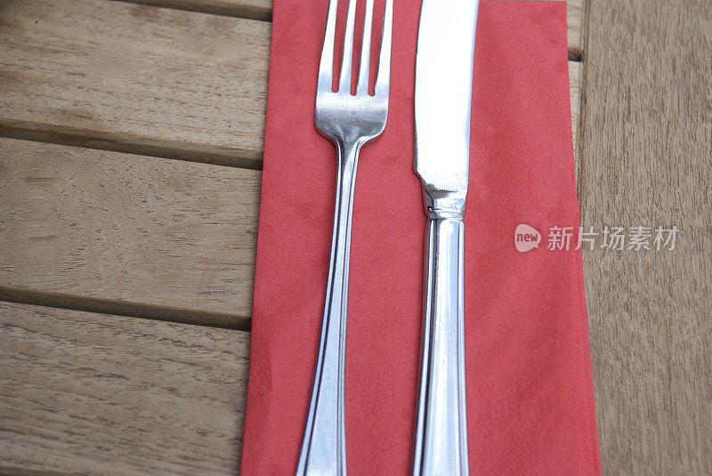 红餐巾上的刀叉