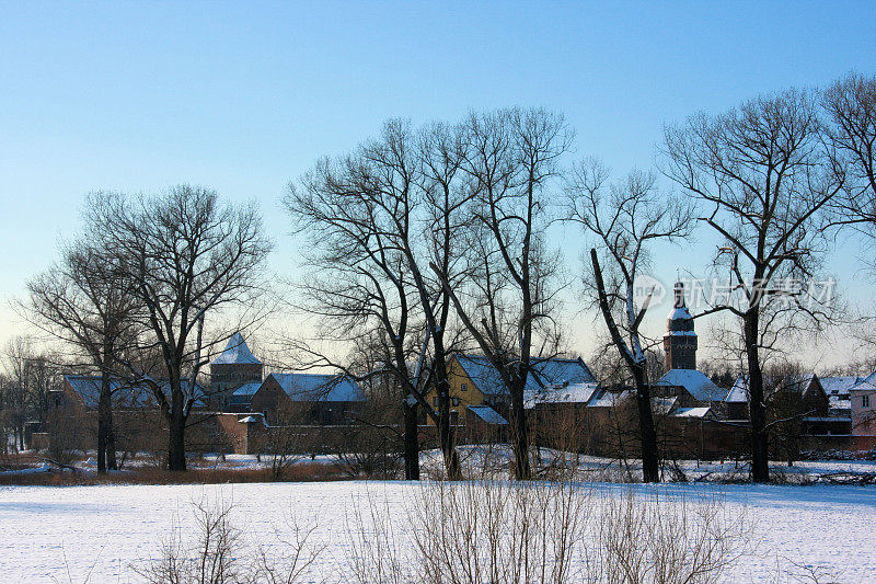 冬天里的中世纪小镇