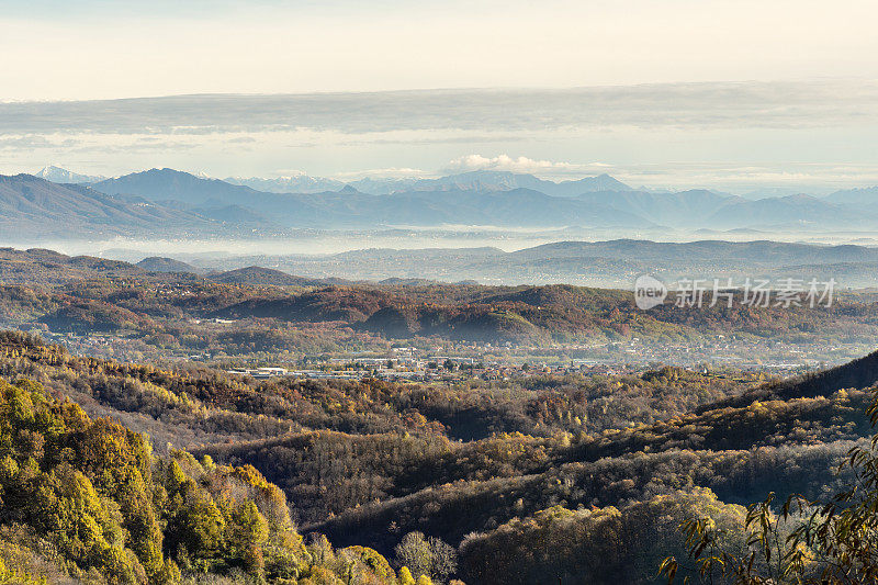 意大利皮埃蒙特地区山顶上的风景