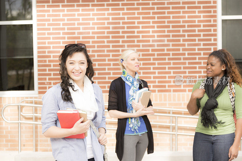 学历:在校园里的混血儿大学生。朋友的背景。